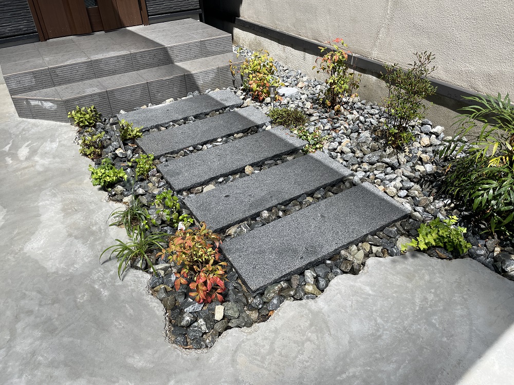 オープン外構 土間のデザインと植栽でアクセント の概算お見積り庭まわり・デッキなどならエクスガーデンナビ