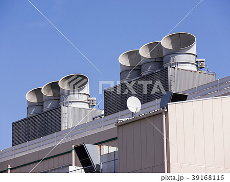 ビルの屋上に設置された空調施設 室外機写真素材5017416- フォトライブラリ