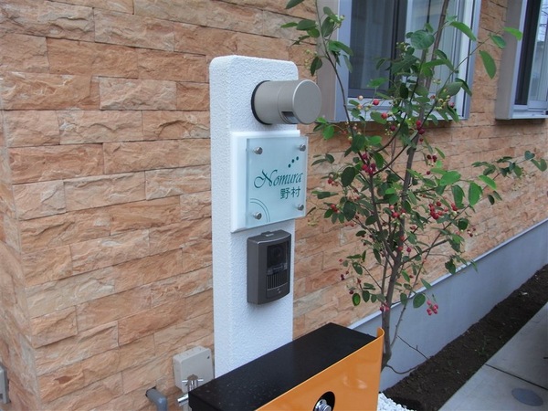 おしゃれなオリジナル門柱事例6選 宅配BOX×表札×ライト×インターホン合わせ技も！