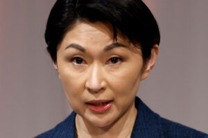 衆院本会議場で小渕優子氏（右）と話す野田聖子氏＝国会…：野田聖子氏 写真特集：時事ドットコム