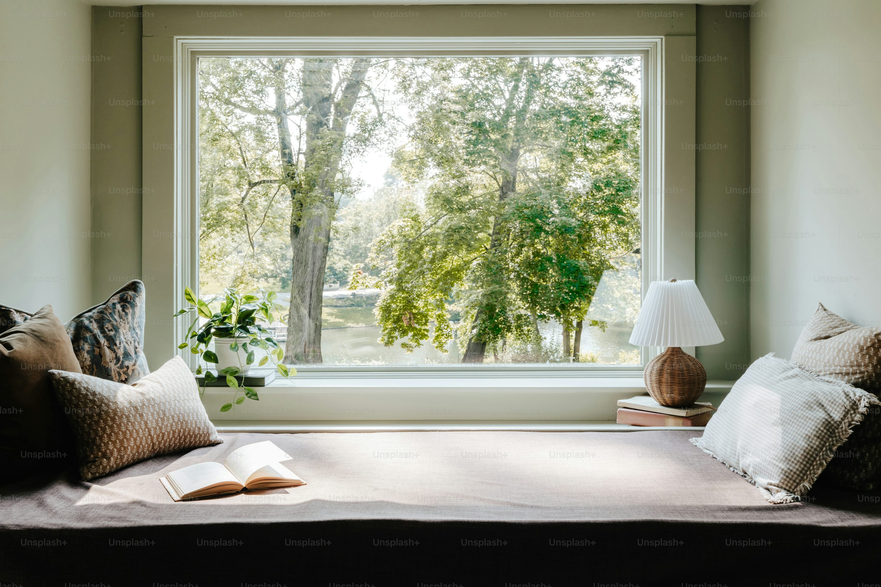 窓とベッドがずれている日経クロステック xTECH