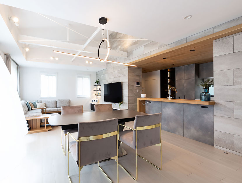 突然すみません！我が家も下がり天井なしです🥺 元々下がり天井したかったんですけど下がり天井ってダクトを隠す役目もあるらしく我が家の場合隠す必要がないのでそもそもいらない ですよってなって減額もあったり 結果圧迫感のない開放的なキッチンになりました〜😍