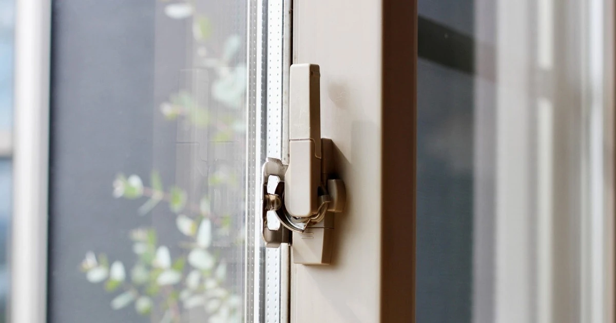 古い窓ネジ鍵 中折捻締リ- No: 24204955写真素材なら「写真AC」無料 フリー ダウンロードOK