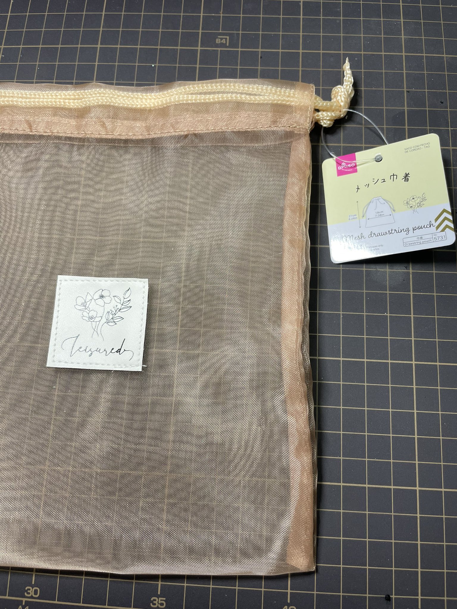 ♡ ダイソー新商品 BIGメッシュトートバッグ ポケット付300円 税込330円サイズ：37cm×62cm×20cm かなり大きめのバッグなのでレジャー等で大活躍！ でも我が家では ランドリーバスケットの代用として使います😁 キャンドゥにも類似品が登場してますよ！ 4