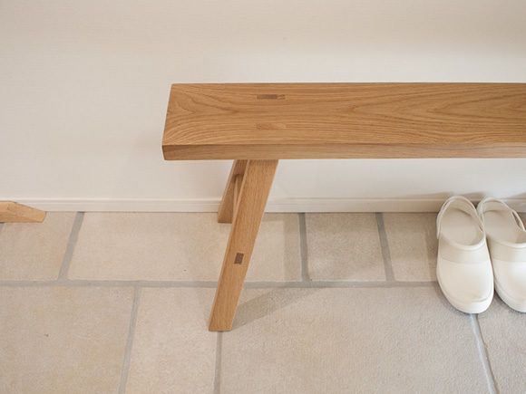 無印良品の無垢材ベンチは、玄関においても邪魔にならないサイズ感なんだマイ定番スタイルROOMIE ルーミー