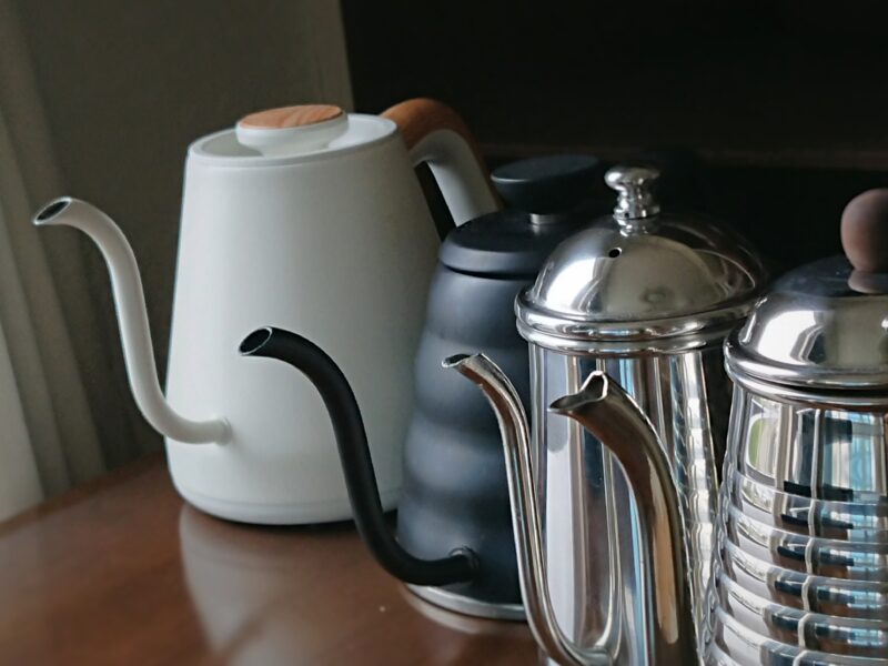 楽天市場 ホーロー ポット おしゃれ ちょうどいい ポット 北欧 レッド ホワイト 赤 白 茶こし付き 蓋 ガス火可 広口 洗いやすい 小さめホーロー製 コーヒーポット ティーポット 急須 紅茶 緑茶 ポット 580ml キッチングッズ プレゼント ギフト 結婚祝い 新築祝い 引越し