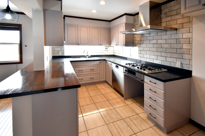 人気の扉カラーは何色？ 後悔しないキッチンの色の選び方