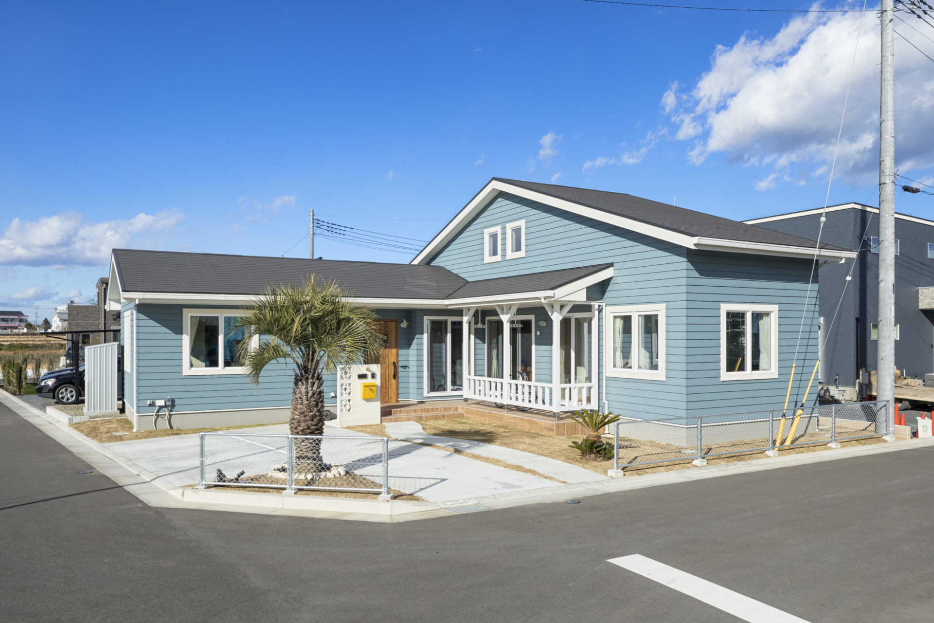 カリフォルニアスタイルの外観、vintageリビング』 - 株式会社スマートホーム