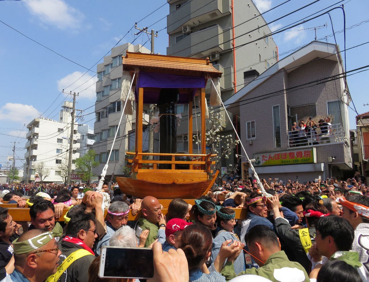 金山神社で「かなまら祭」 川崎駅周辺、外国人観光客らでごった返す - 川崎経済新聞