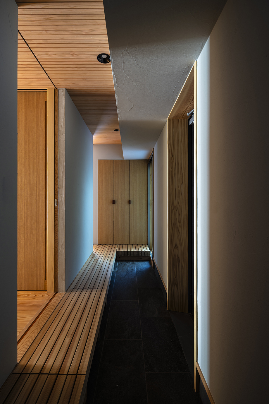 玄関－ ・ ・ 玄関収納カウンターがすっきりとしたデザイン。 奥に長い収納なので、高さがなくてもしっかり収納できます。 同じく奥に長いファックス窓がありますので、より広々とした印象になります。取手がないデザインなのも空間をスッキリ見せてくれますね