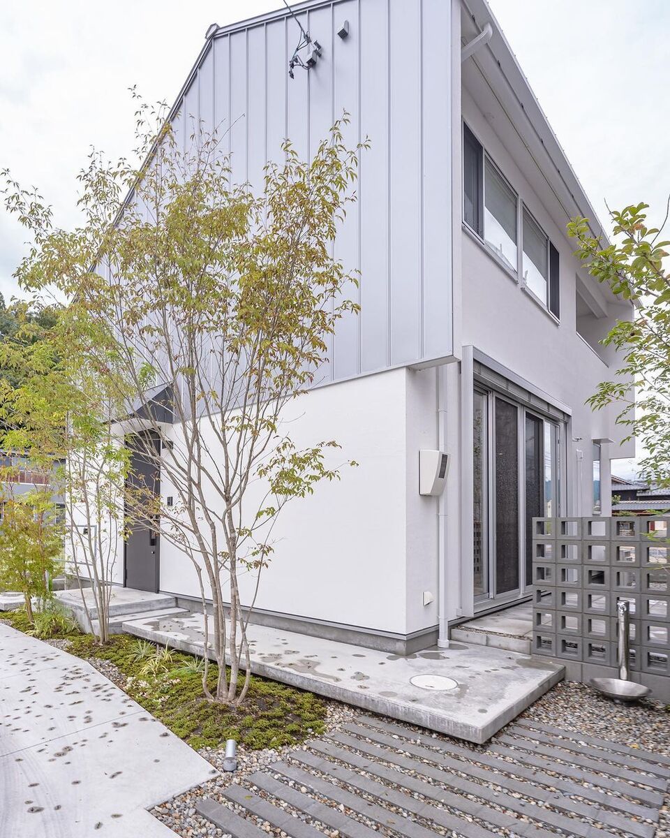 ガルバリウム 外壁 グレ