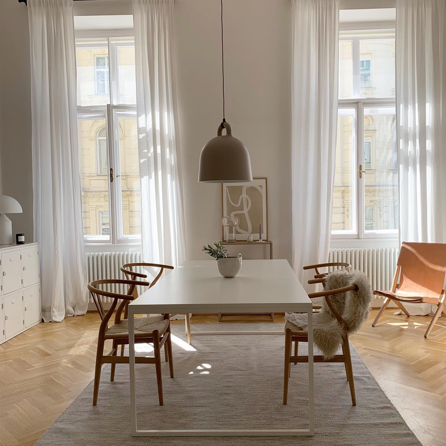 スカンジナビアスタイルリビングルームインテリア - 居間のストックフォトや画像を多数ご用意 - 居間, 夜, 家の中 - iStock