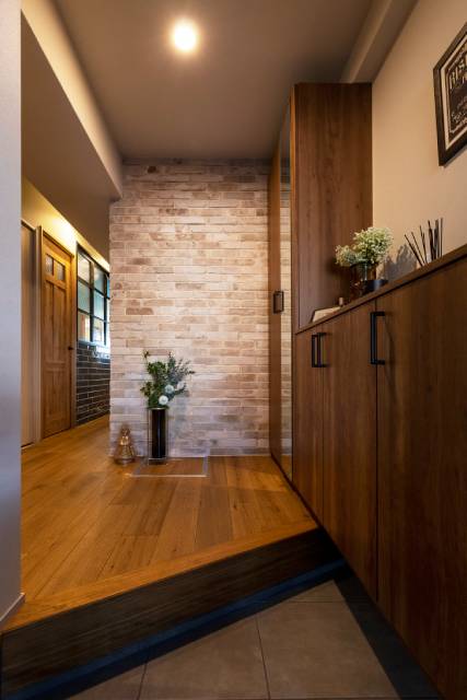 石目調のタイルで玄関・廊下までつなげた、モダンでシックな玄関ホール-fevecasa フェブカーサ