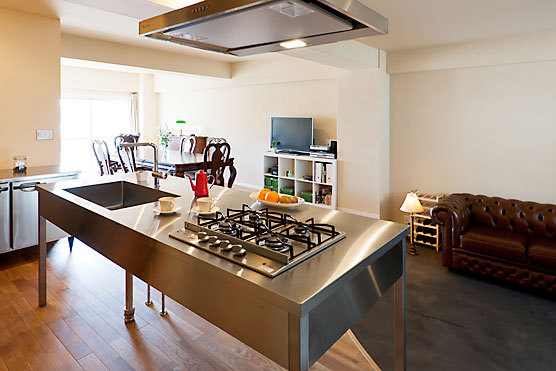 アイランドキッチンで空間をのびのび使う！自然素材が心地よいマンションリノベーション - マンションリノベーション事例リノベりす
