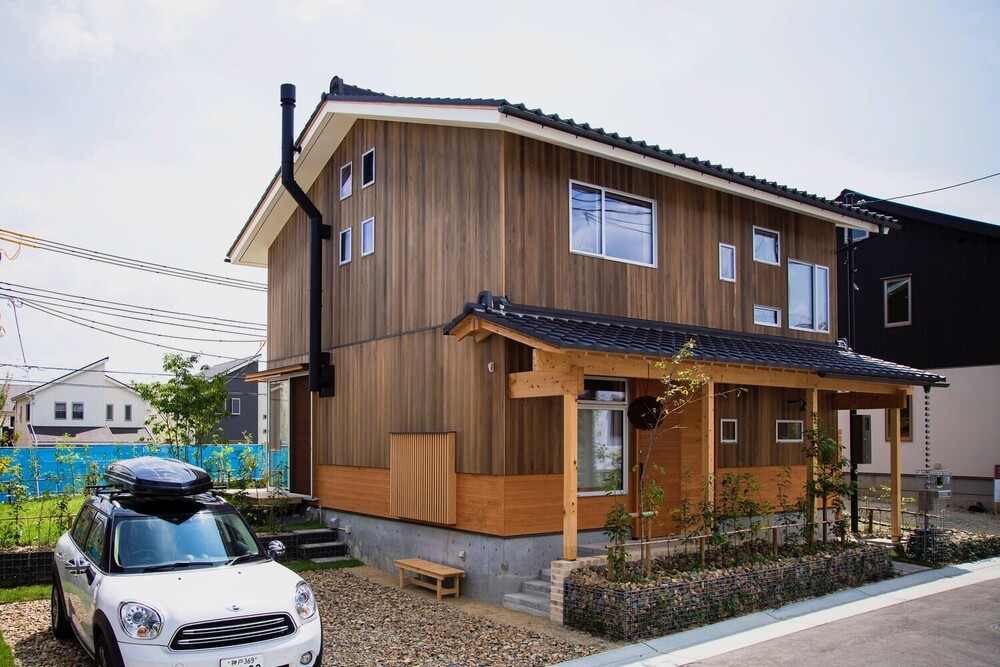 瓦屋根の和モダンな住まいsatoyama25SuMiKa建築家・工務店との家づくりを無料でサポート