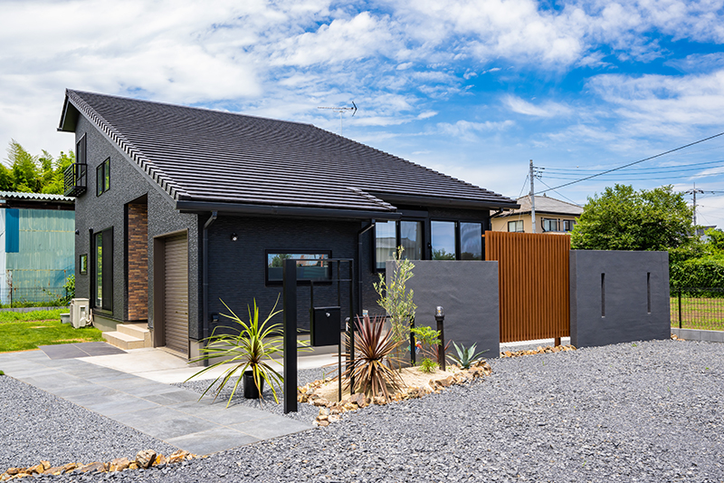 黒い家のシンプル外構エスティナ第13回全国ガーデンエクステリアコンテスト