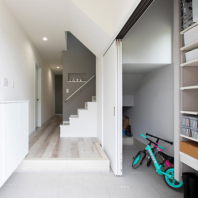 階段のクロスもアクセントをつけるとイメージが変わります