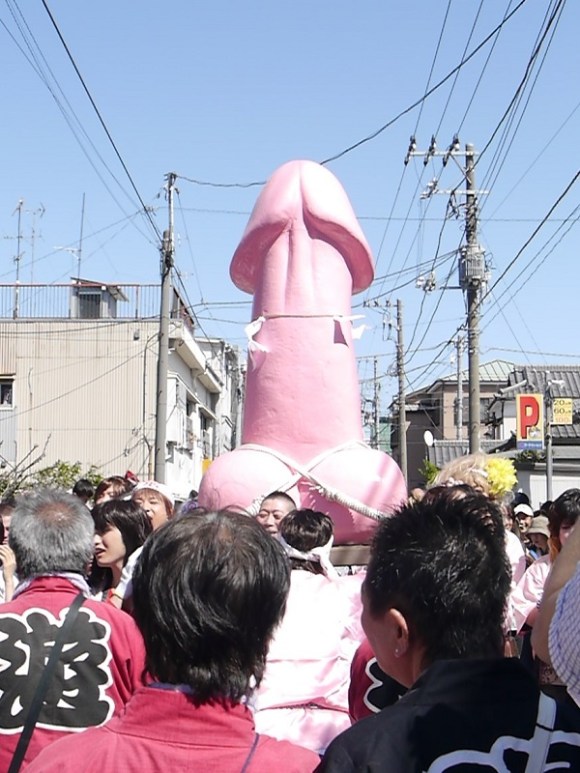 川崎市金山神社のちんこ祭り「かなまら祭」に行ってきた！ : さざなみ壊変