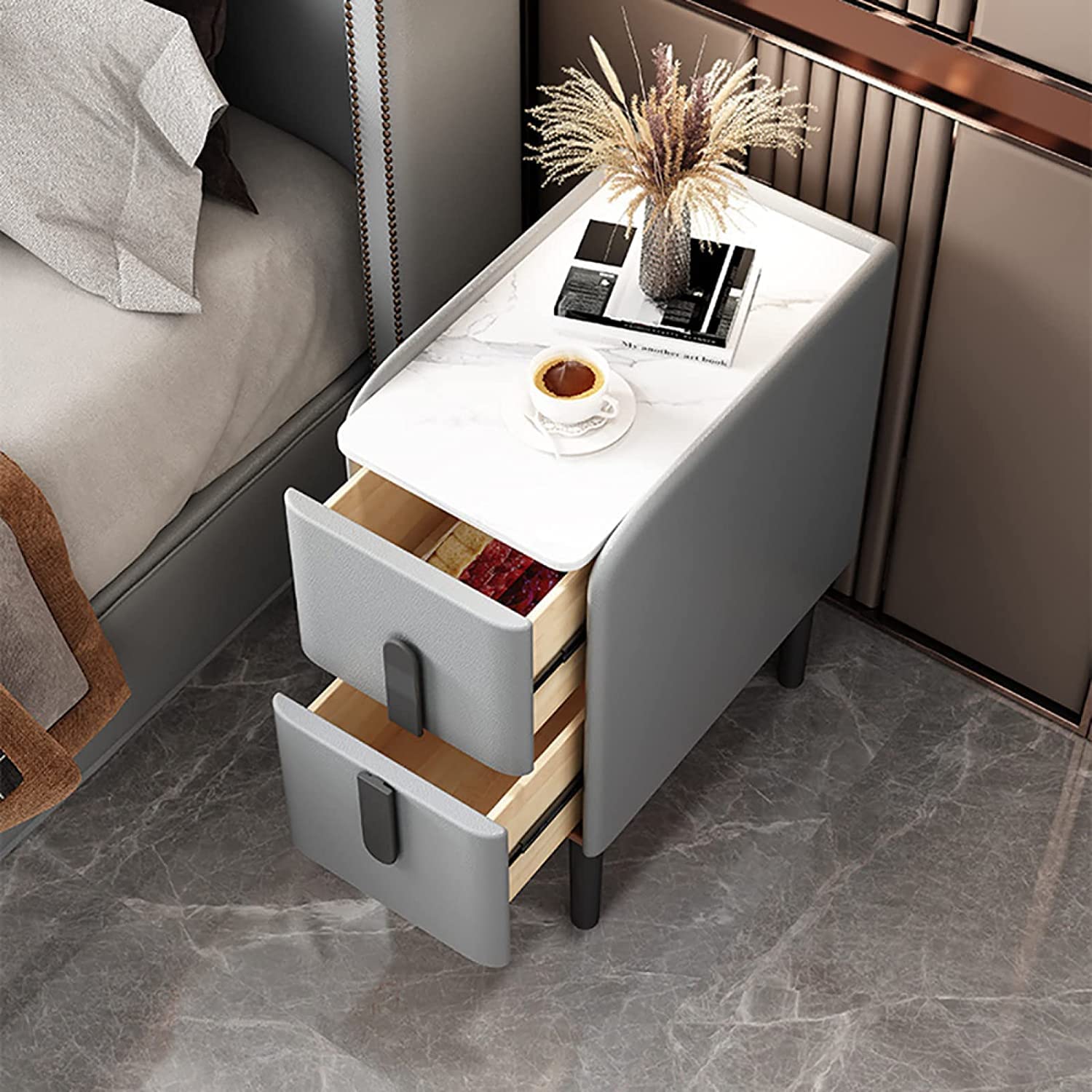 白い化粧デスク ドレッサー 寝室 シンプル 狭い アパート 化粧台 鏡付き デスク収納 収納 サイドキャビネット セット 化粧台実例付き 狭い寝室をおしゃれに広く見せる4つのポイント＆レイアウト例a.flat 風が運ぶ、自然の贈りもの - 目黒通り・新宿・大阪梅田