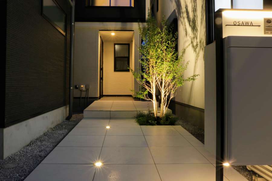 旗竿地＝敷地延長のエクステリア アプローチガーデンおしゃれな外構・エクステリアと庭は受賞多数の外構工事店へ