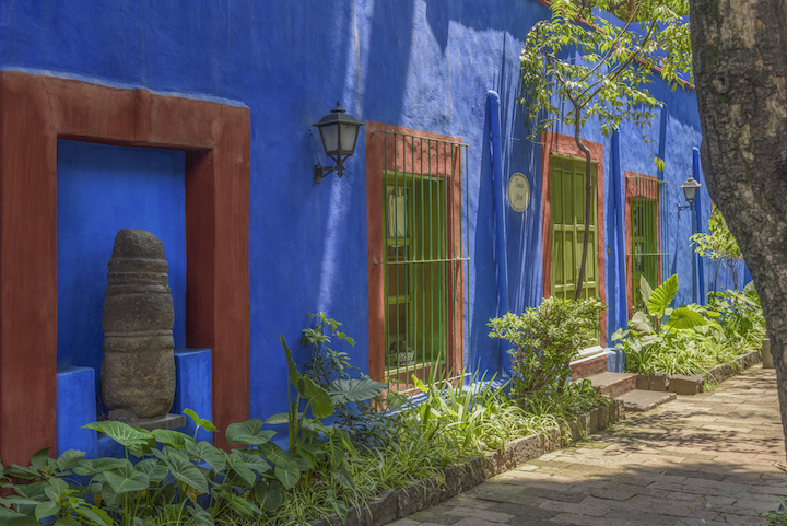 青い家はとってもおしゃれ！外観でひときわ目立つデザインに輸入住宅のインターデコハウス公式北欧風・南欧風・アメリカン