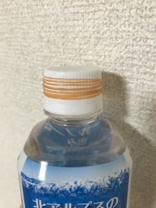 なかなか開かない「ペットボトルの蓋」をかんたんに開ける方法。手が乾燥していてもOK！