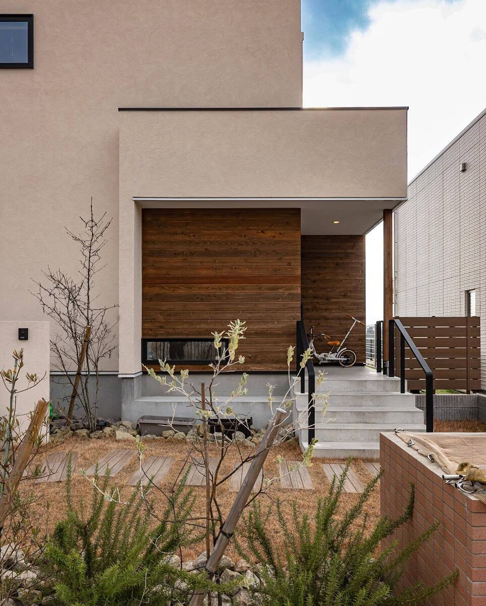 玄関ポーチとは？役割とメリットを解説！おしゃれで機能的なデザイン例も紹介 - コラム一覧 - お役立ちコラム - パナソニック ホームズ -Panasonic