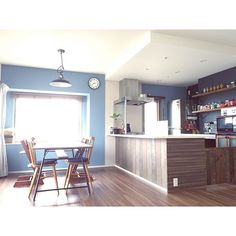 おしゃれなリビング青いカーテンのインテリア画像 75選 - 2025 年 10月Houzzハウズ