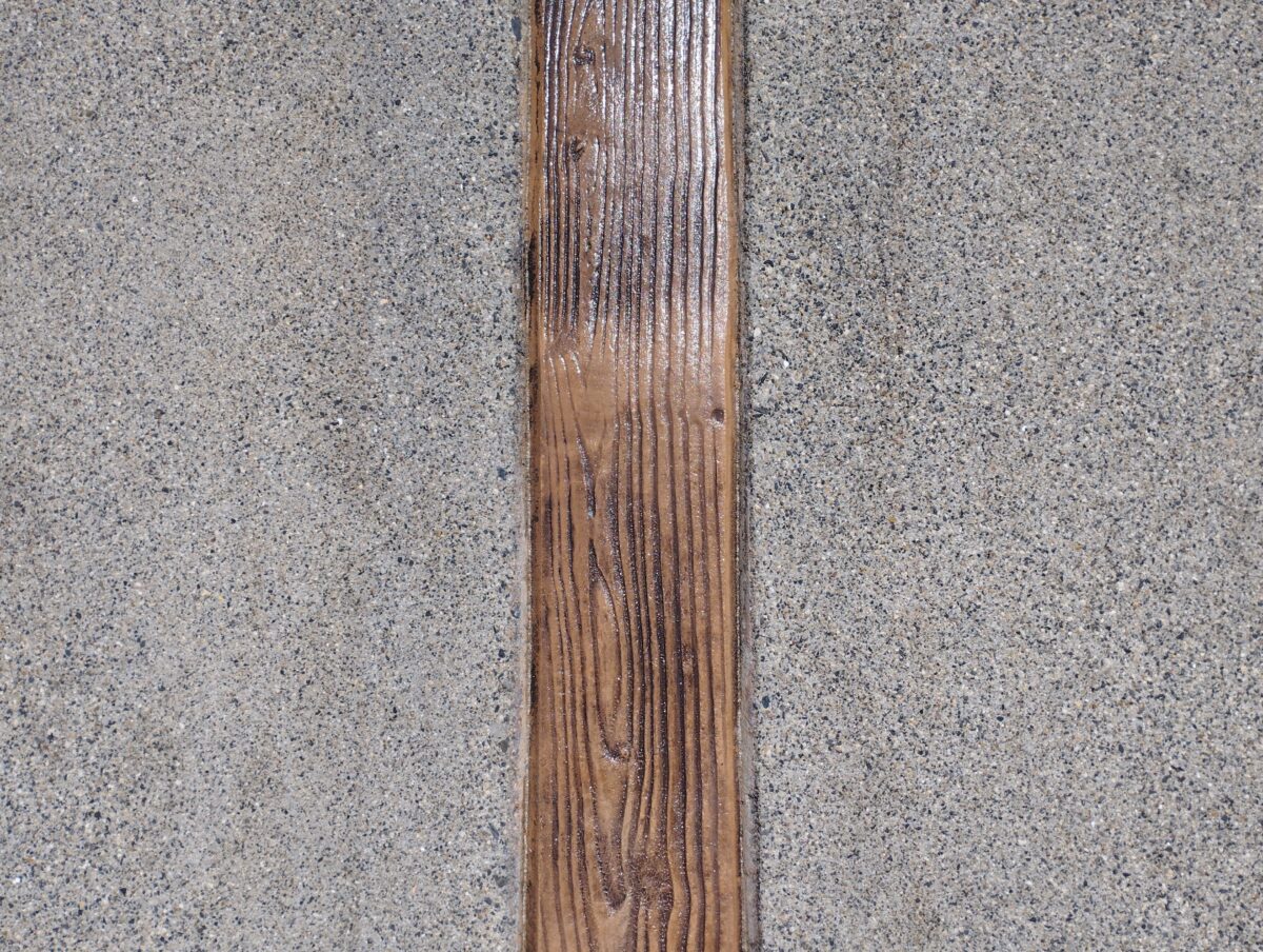 防草対策 コンクリートvs固める土、駐車場の雑草対策、目地隙間を完全シャットアウト - 株式会社メイク・プラスター三重県鈴鹿のスタンプコンクリート 職人