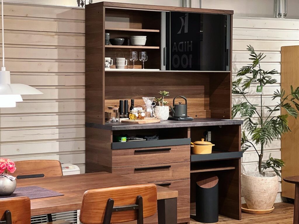 パモウナのサッと引き出せるカウンター付き食器棚「SY」♪カウンタースペースが使いたいときだけ広げられる