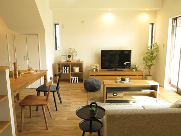 オーク材のナチュラル色の家具にアイアンなどのブラック色を合わせたコーディネート事例家具なび～家具の使い方を提案するブログ～ 名古屋・インテリア ショップBIGJOYが独自のアイデアで家具の配置術などを提案