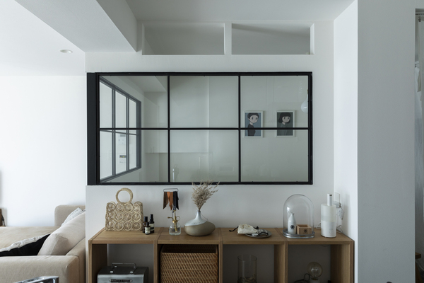 デザイン格子とパッチワークガラスの2枚観音開き室内窓-栃木県T様邸まるでカフェのような室内窓の情報をお届けしています