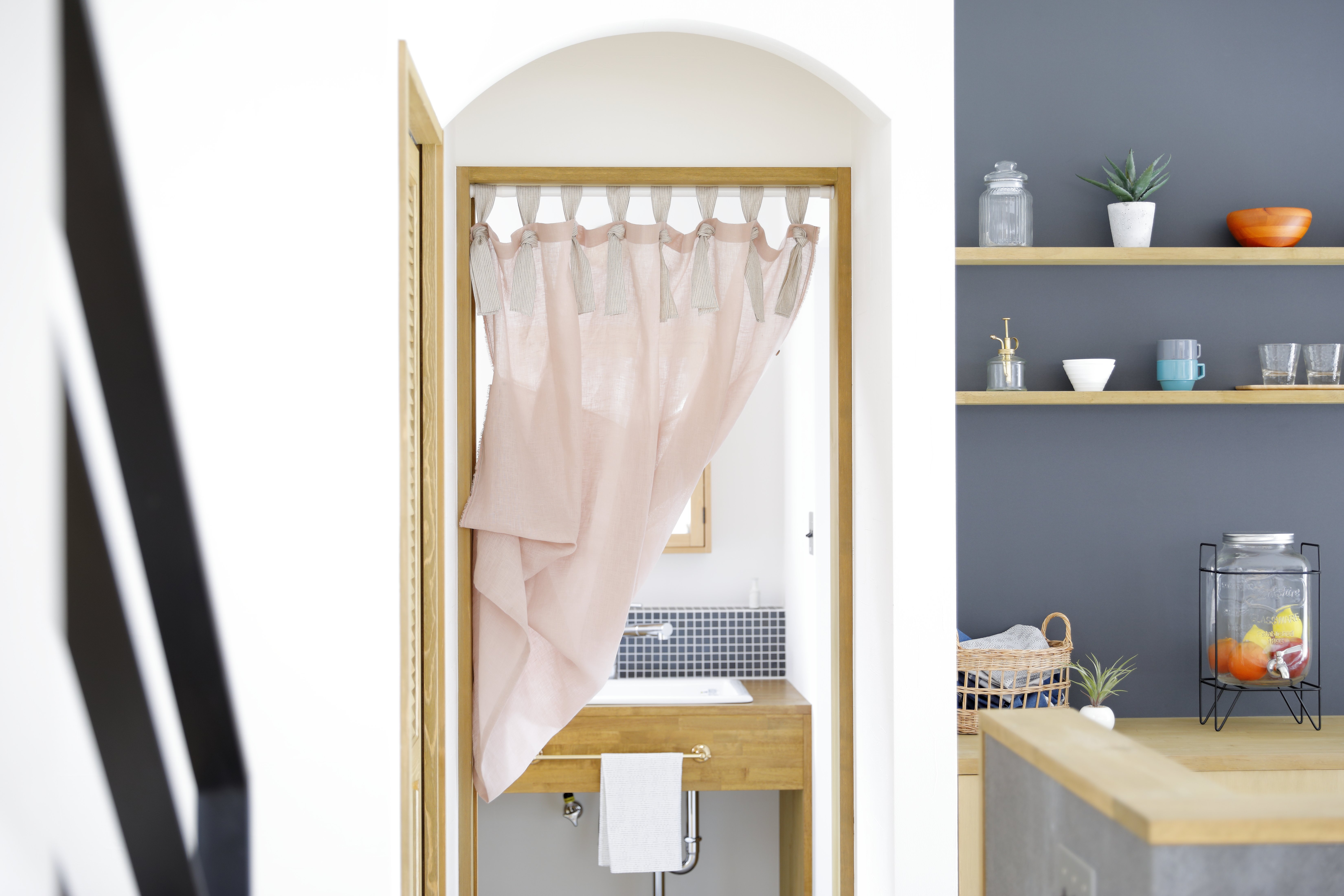 スチールラックの目隠し布はいるのか？リサブレア神戸のインテリアデザインショップオーダー制作・インテリアコーディネート