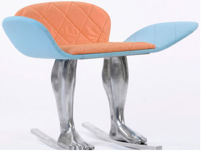 食べかけのトウモロコシの椅子。とてもユニークで面白い 。かじられた部分は足をかけてゆったりする場所だろうか。トウモロコシは夏野菜でもあるので季節にもあっている