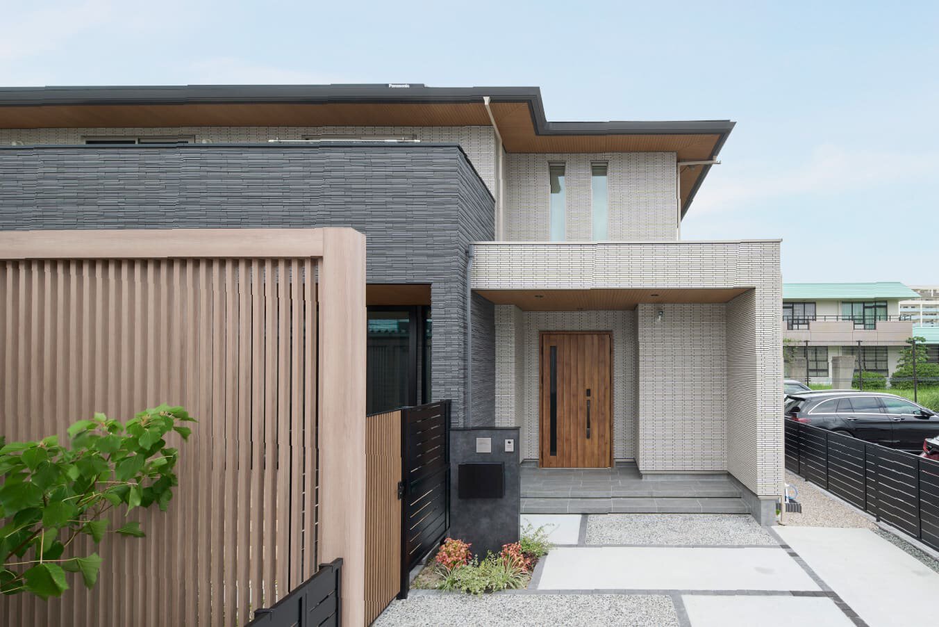 玄関ポーチ、玄関アプローチの違いとは？施工事例と合わせてご紹介！自然素材の家を、良質な無垢材で建てる工務店丸清 まるせい