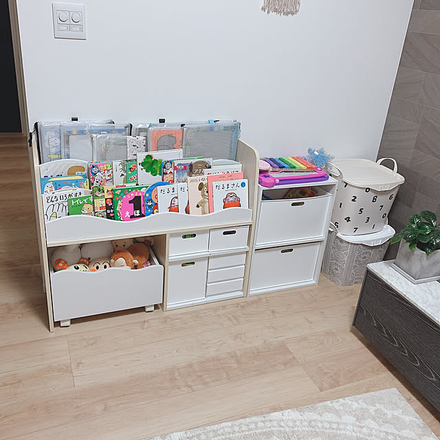 DIYしたおもちゃの収納棚をキッズスペースとリビングとの間仕切りとして配置してます 写真はキッズスペース側から 。 この配置ならおもちゃ散乱もリビング側から目につきにくいしー！と思ってましたが、ヒーローごっこしたがる今の子どもたちには仕切りなく開けた