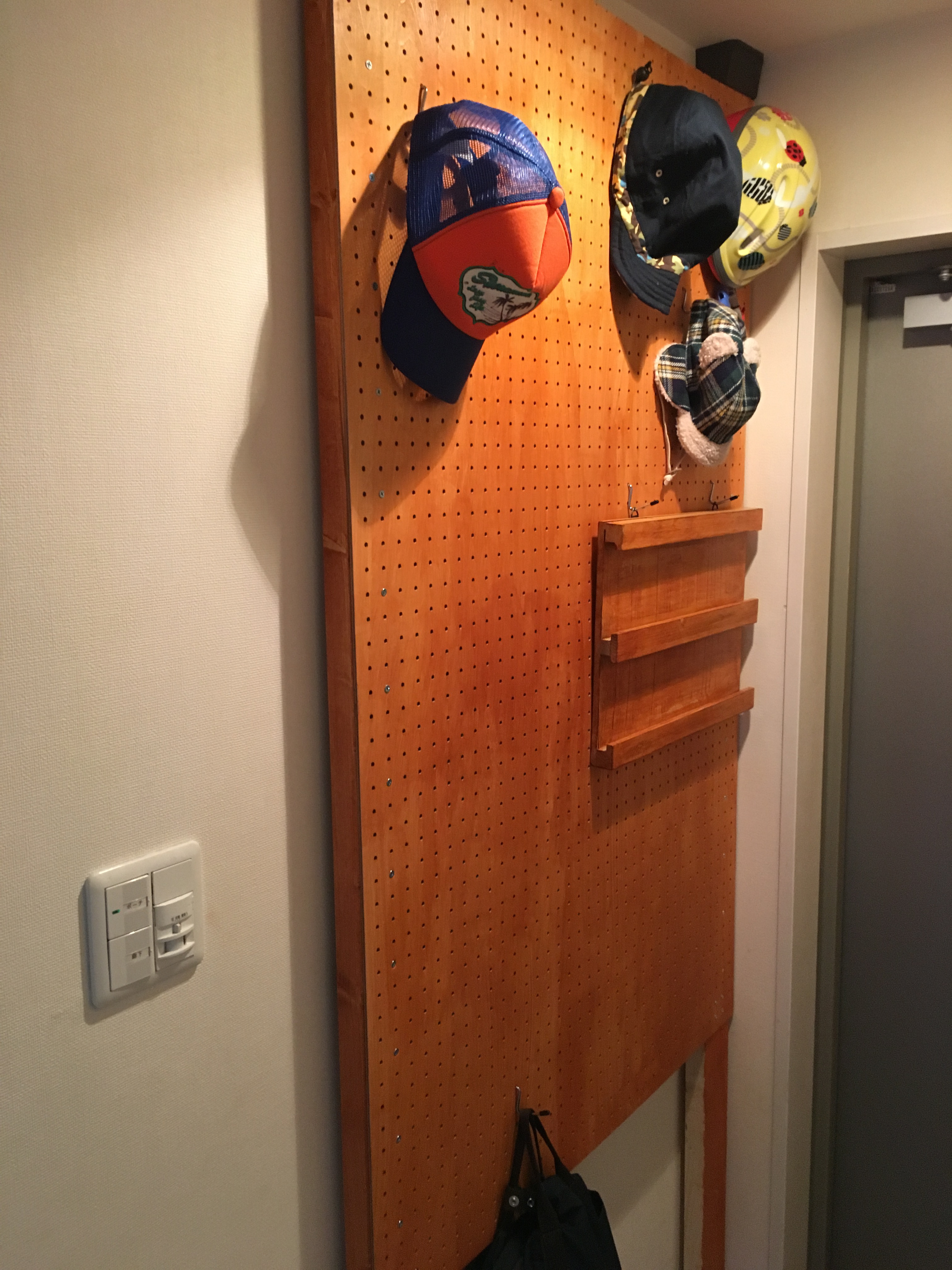 オプション棚 幅75cm 単品 有孔ボード パンチングボード 本体別売り 突っ張り有孔ボード 25mmピッチ 棚板 薄型収納 スリム コンパクトつっぱり 伸縮 オープン収納 ディスプレイ 見せる収納 書斎 ワークスペース 玄関 廊下 賃貸 木目調 ブラウン ナチュラル おしゃれ