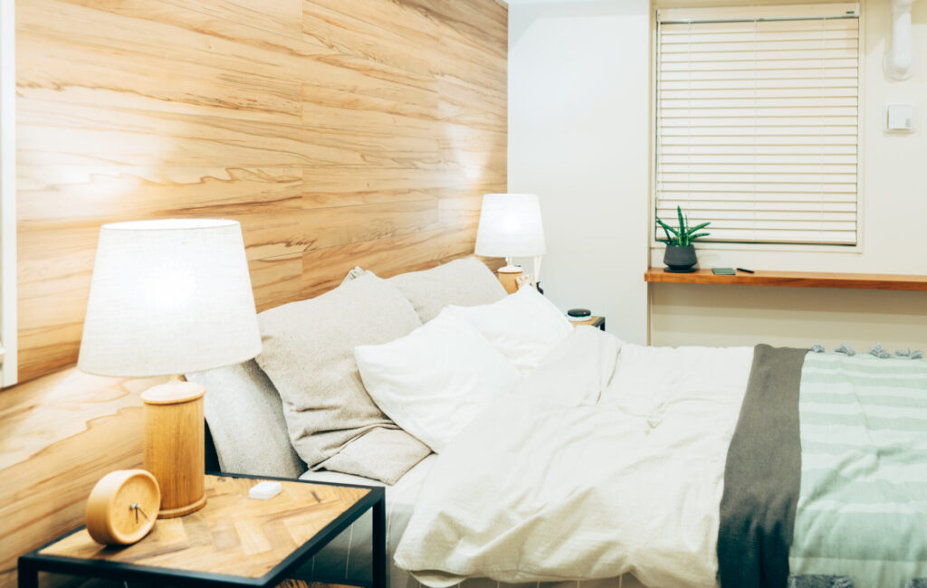 おしゃれな寝室のレイアウト術を公開！落ち着く空間の作り方やおすすめベッドも紹介 – RASIK ラシク 家具・インテリア専門店