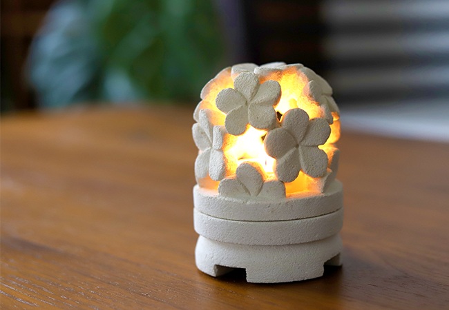 セリアのキャンドルスタンド風 オブジェを簡単アレンジしてみました♡ ダイソーのキャニスターと組み合わせて 作ったフラワーベースは以前はお仏壇用のろうそく立てで 作ったのですが 10枚目参照こっちの方が断然ラインがキレイ✨ セリアさん、 これ発売してくれて