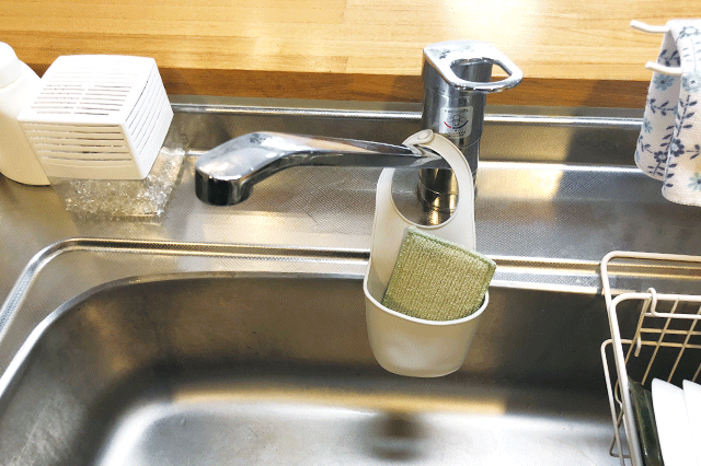 台所や洗面台収納に♪ ダイソー「スポンジ＆ボトルラック」 -- 吸盤で簡単に設置、ボトル類をすっきりえんウチ