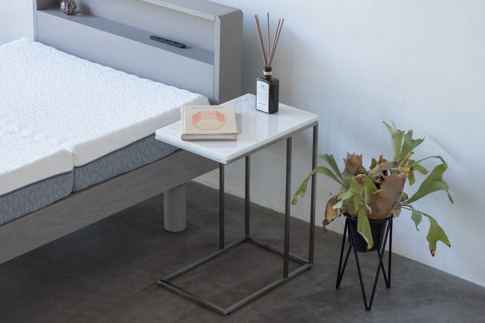 Amazon.co.jp: ベッドサイドテーブル ベッドサイドキャビネット 狭いギャップキャビネット ルームベッドルーム 横長ストリップストレージストレージ 壁にぴったりの小さな収納キャビネット ナイトスタンド サイドテーブルエンドタ : ホーム＆キッチン