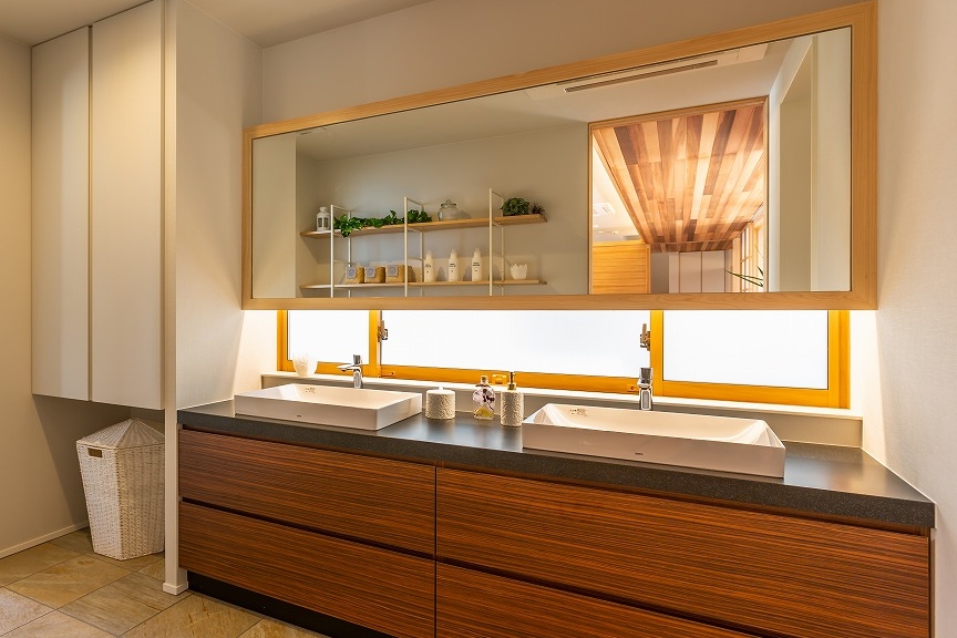 二つ並びの洗面台🪞 支度で忙しい朝に家族と時間がかぶっても大丈夫っ🙆‍♀️ コンセントも両サイドにあります✨ こだわりをカタチに✨「希望通り」ではなく「期待以上」のサービスを提供致します 他の情報は @maji_suma のプロフィールの リンクよりHPへ