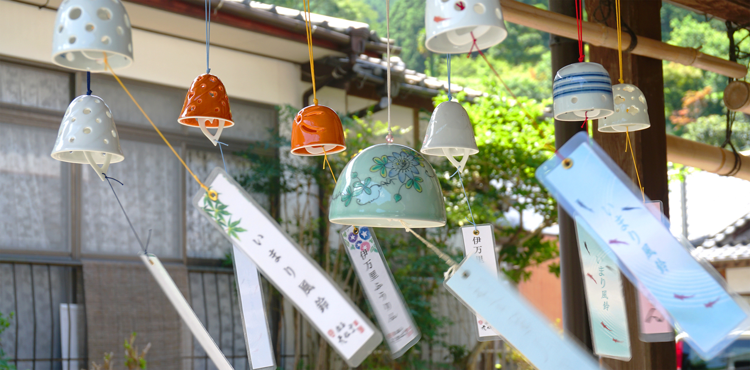 西鉄雑餉隈駅すぐ近くにある、シン博多うどん屋さん。, 打ちたて茹でたての自家製麺を頂けることに加えて、,  麺の横幅が5～6センチある、超幅広なピラピラうどんを頂けます。, 妖怪の一反木綿を連想しちゃいましたww,