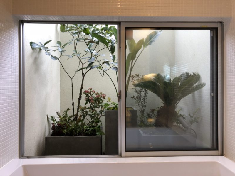 坪庭の見える浴室」 . お風呂から坪庭を堪能できる設計にしました . ふと目にはいる植栽たちはお風呂時間を充実させ 露天風呂気分を味わうこともできます. ＝＝＝＝＝＝＝＝＝＝＝＝＝＝＝＝＝＝＝＝＝＝＝＝＝＝＝＝ . 金子工務店では、ほぼ毎日家づくり無料相談会