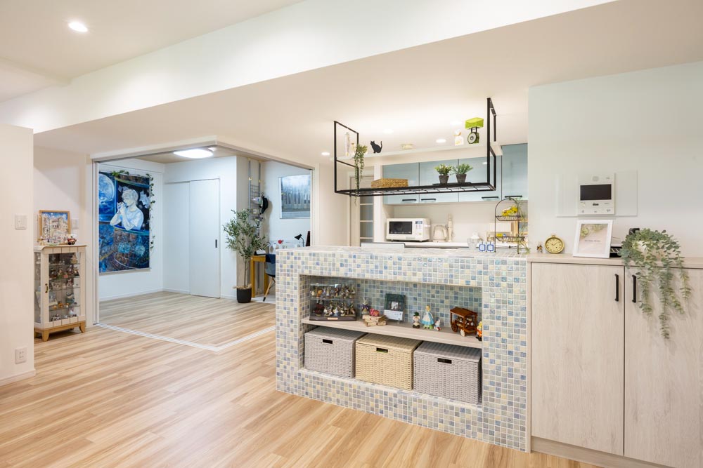 モザイクタイルのキッチンカウンターを空間のアクセントに施工事例RIVIERA デザインタイル・天然石のリビエラ株式会社