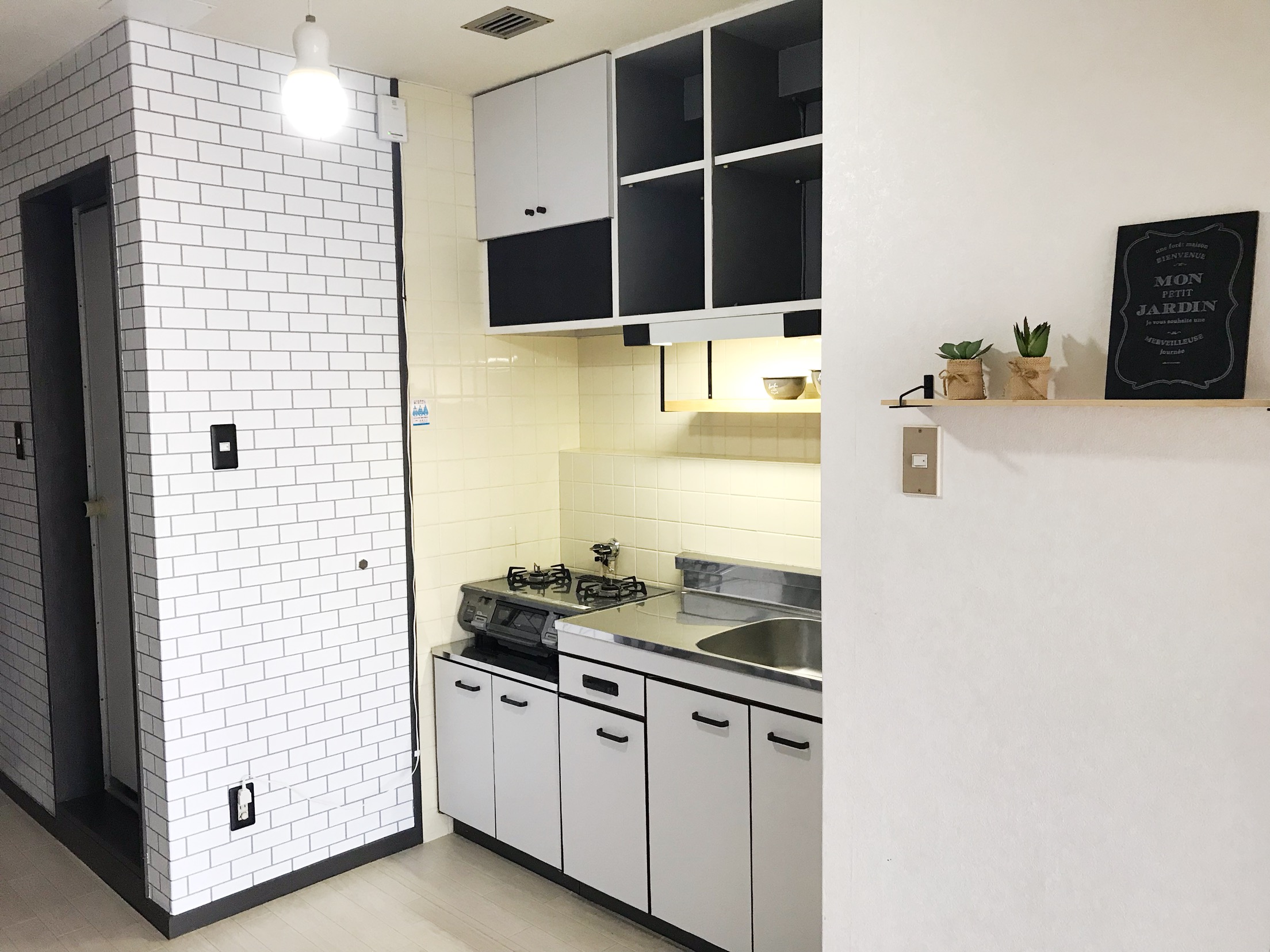 賃貸DIY キッチン&洗面台パネルにリメイクシートを貼る。削ぎ家事研究室