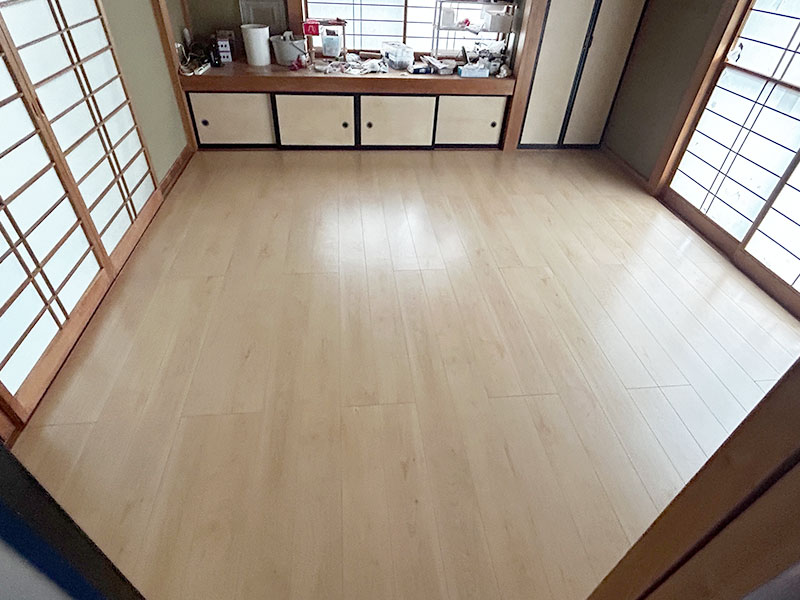 和風のおしゃれなリビング濃色無垢フローリングのインテリア画像 75選 - 2025 年 10月Houzzハウズ