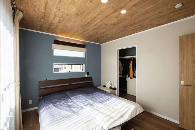 勾配天井を木目柄に変えておしゃれ空間を演出 – クロスの貼り替えリフォームやコーディネートのご相談は茅ヶ崎のACS