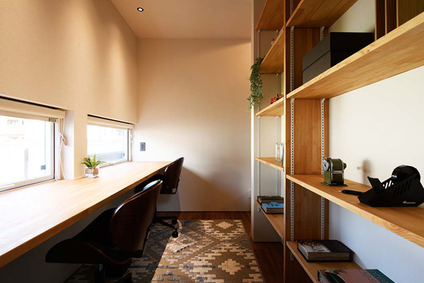 ３畳ほどの書斎。誰にも邪魔されない完全個室の秘密基地 北海道 島田邸 小さな秘密基地の造り方男の隠れ家デジタル