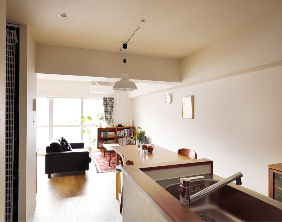 アーチ状の入り口が特徴のキッチン。奥にはリビングにつながる階段があり、木目の天井が心地よい空間。 くふうイエタテ